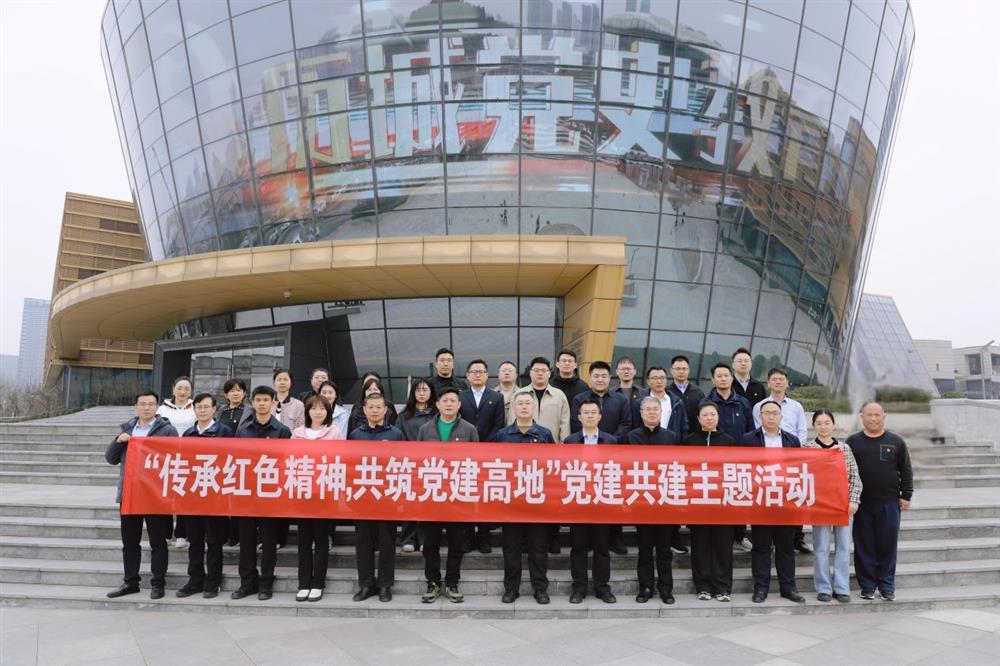 市國(guó)資委黨建與統(tǒng)戰(zhàn)工作處、宣傳與群團(tuán)工作處與產(chǎn)發(fā)集團(tuán)聯(lián)合開(kāi)展“黨建共建”志愿植樹(shù)活動(dòng)